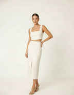 Modelo com conjunto cropped e saia midi off-white com fenda frontal - Amarine