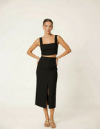 Modelo com conjunto cropped preto e saia midi com fenda frontal - Amarine