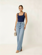 Modelo usando regata azul marinho com calça jeans wide leg clara - Amarine