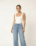 Modelo com regata off-white e calça jeans wide leg clara - Amarine