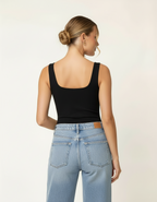 Modelo de costas com regata preta Amarine e calça jeans wide leg