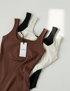 Kit de regatas Amarine nas cores marrom, off-white e preta