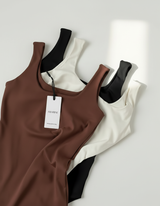 Kit de regatas Amarine nas cores marrom, off-white e preta