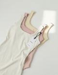 Kit de regatas Amarine nas cores off-white, rosa e amarelo empilhadas