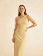 Modelo com mão na cintura em zoom no torso usando vestido amarelo manteiga ombro só - Amarine