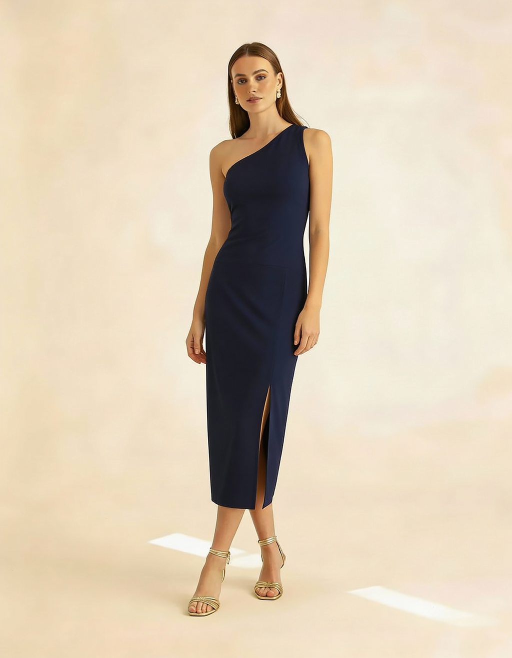 Modelo posando com vestido azul marinho ombro só com fenda lateral - Amarine