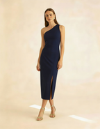 Modelo posando com vestido azul marinho ombro só com fenda lateral - Amarine