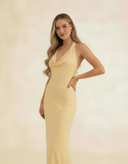 Modelo de corpo inteiro com mão na cintura usando vestido longo amarelo manteiga frente única drapeado - Amarine
