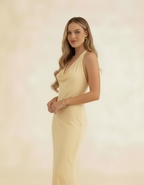 Modelo com mãos juntas usando vestido longo amarelo manteiga frente única - Amarine