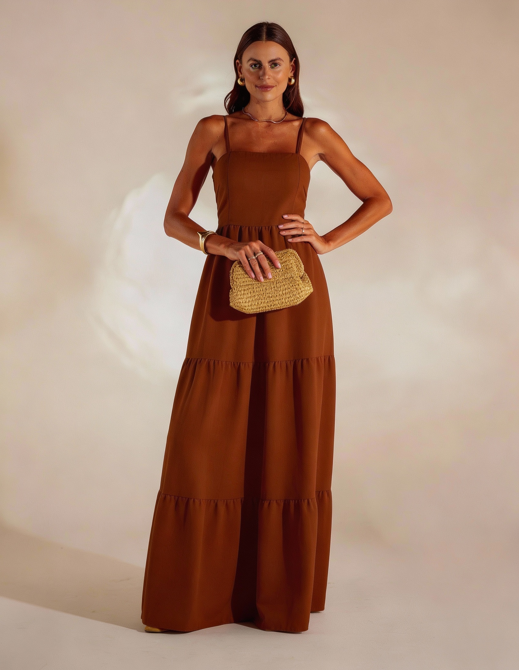 Vestido longo feminino marrom com camadas alça fina e bolsa de palha Amarine - moda feminina elegante