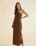 Modelo posando com vestido longo marrom chocolate de gola halter com fenda lateral - Amarine