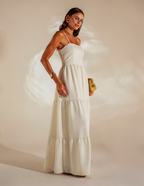 Vestido longo feminino off white com camadas alça fina e bolsa de palha Amarine - moda feminina elegante
