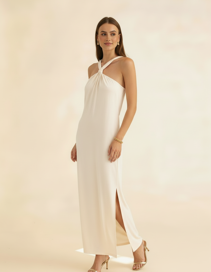 Modelo posando com vestido longo off-white de gola halter com fenda lateral - Amarine