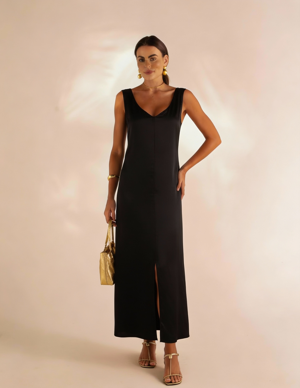 Vestido longo feminino preto decote V com bolsa dourada Amarine - moda feminina elegante