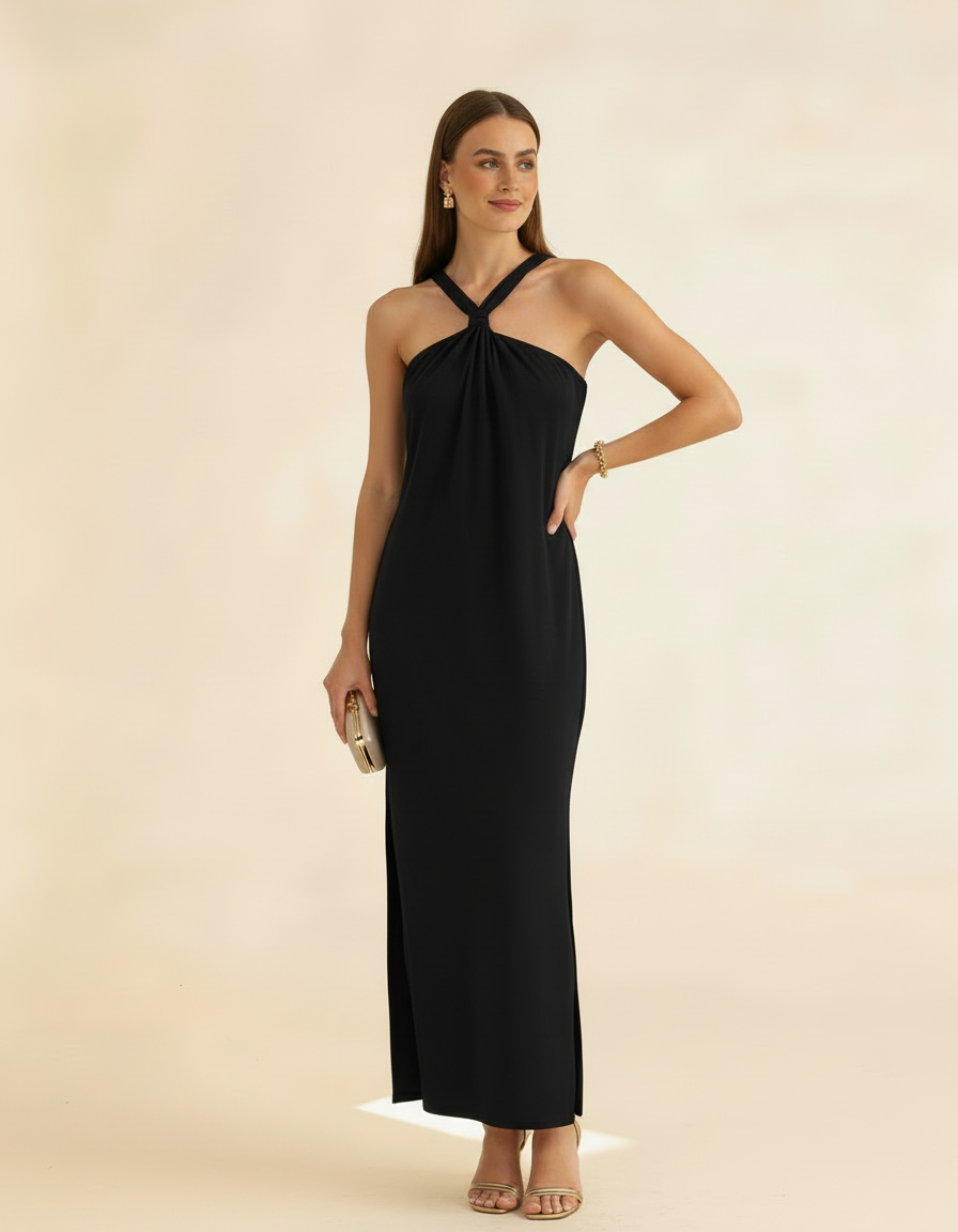 Modelo posando com vestido longo preto de gola halter, segurando bolsa dourada - Amarine