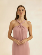 Modelo posando com vestido longo rosa antigo de gola halter, mãos juntas frente, zoom in - Amarine