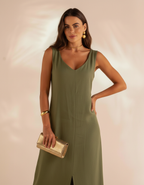 Vestido longo feminino verde oliva decote V com clutch dourada Amarine - moda feminina elegante
