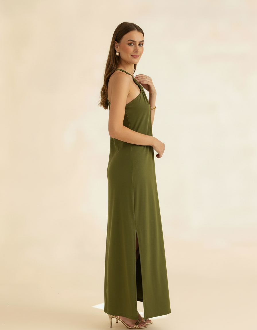 Modelo posando lateralmente com vestido longo verde oliva de gola halter com fenda - Amarine