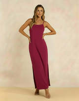 Modelo posando com vestido longo vinho de alças finas, mãos na cintura - Amarine