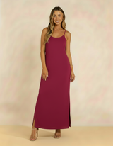 Modelo sorrindo com vestido longo vinho de alças finas - Amarine