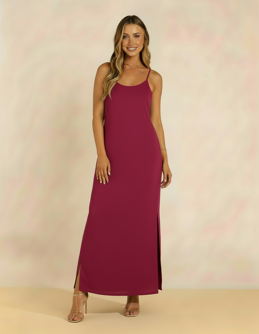 Modelo sorrindo com vestido longo vinho de alças finas - Amarine