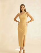Modelo posando com vestido midi amarelo manteiga de ombro só com fenda lateral - Amarine
