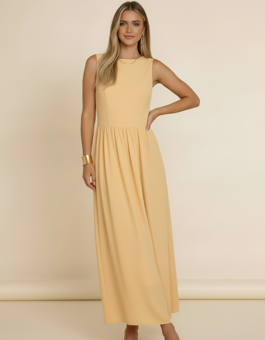 Modelo com pulseira dourada e mão na cintura usando vestido midi amarelo manteiga rodado sem mangas - Amarine