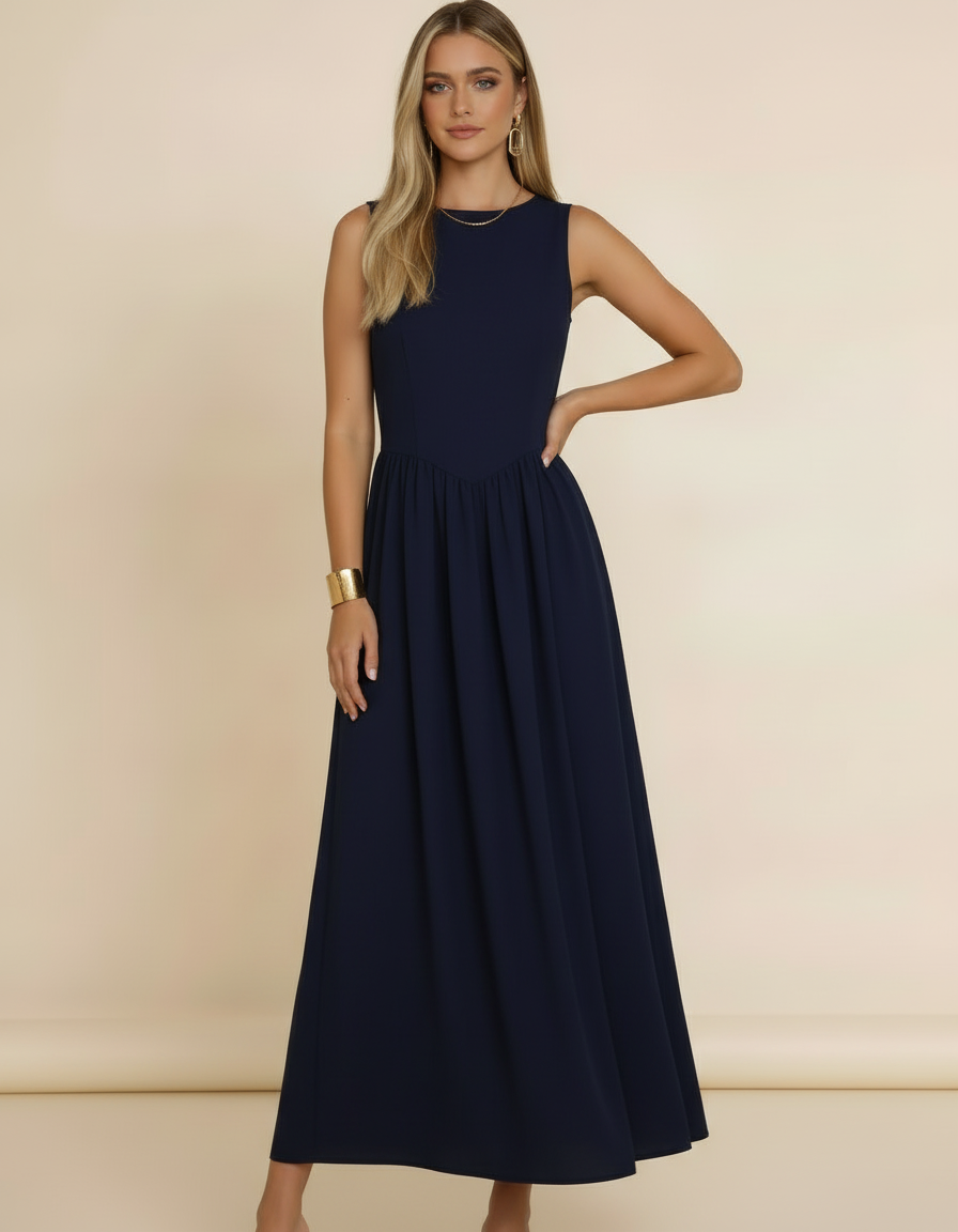 Modelo com mão na cintura usando vestido midi azul marinho rodado sem mangas - Amarine