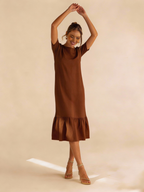 Vestido midi feminino marrom com babado pose dançando Amarine - moda feminina elegante