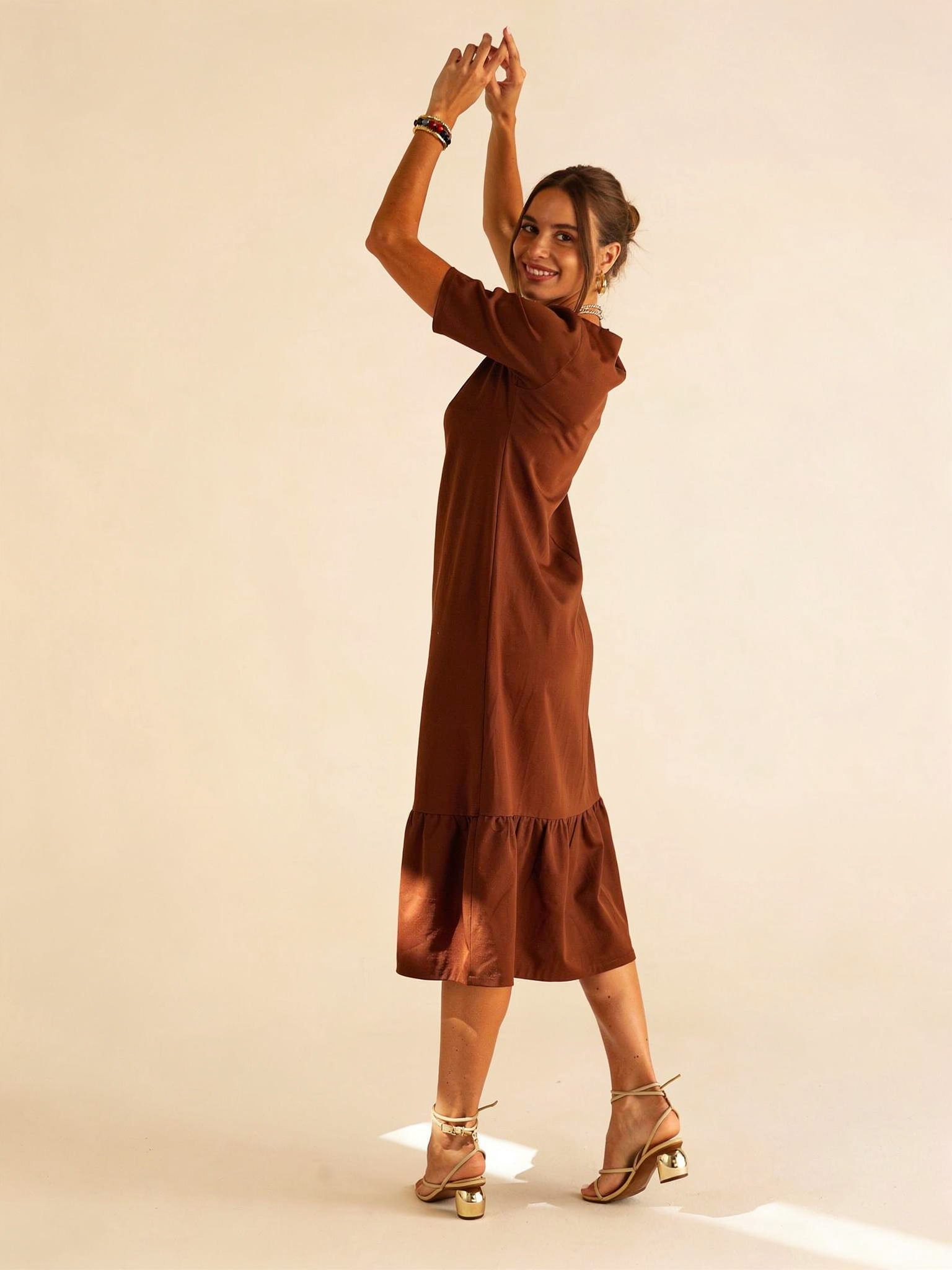 Vestido midi feminino marrom com babado pose lateral Amarine - moda feminina elegante