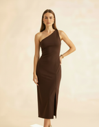 Modelo posando com vestido midi marrom chocolate de ombro só com fenda lateral - Amarine