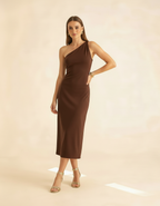 Modelo de corpo inteiro com mão na cintura usando vestido midi marrom ombro só - Amarine