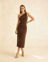 Modelo de corpo inteiro com mão na cintura usando vestido midi marrom ombro só - Amarine
