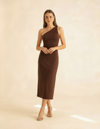 Modelo de corpo inteiro com mãos juntas usando vestido midi marrom ombro só - Amarine