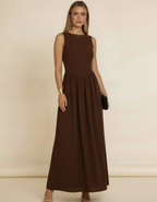 Modelo com clutch preta usando vestido midi marrom rodado sem mangas - Amarine