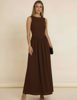 Modelo com clutch preta usando vestido midi marrom rodado sem mangas - Amarine