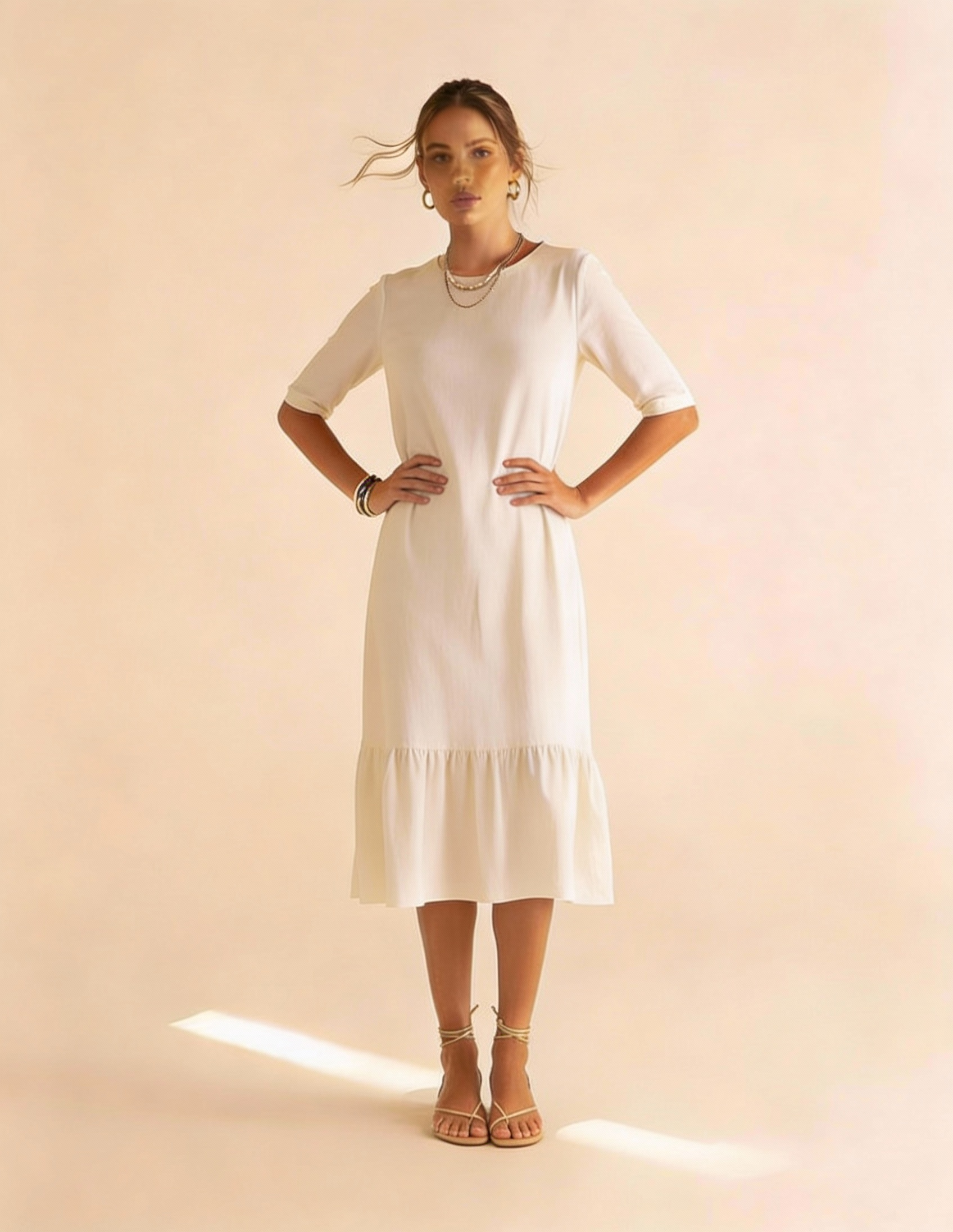 Vestido midi feminino off white com babado mãos na cintura Amarine - moda feminina elegante
