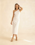 Modelo de corpo inteiro com mão no cabelo usando vestido midi off-white ombro só - Amarine