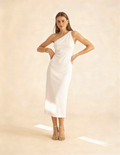 Modelo de corpo inteiro com mãos na cintura usando vestido midi off-white ombro só - Amarine