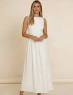Modelo com mãos juntas usando vestido midi off-white rodado sem mangas - Amarine