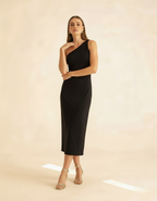 Modelo de corpo inteiro com mão no ombro em pose elegante usando vestido midi preto ombro só - Amarine