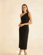 Modelo de corpo inteiro com mãos juntas usando vestido midi preto ombro só - Amarine