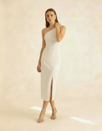 Modelo posando com vestido off-white ombro só e mão no cabelo - Amarine
