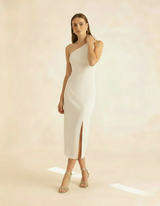 Modelo posando com vestido off-white ombro só e mão no cabelo - Amarine