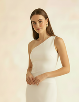 Modelo posando com vestido off-white ombro só e mãos juntas em close - Amarine