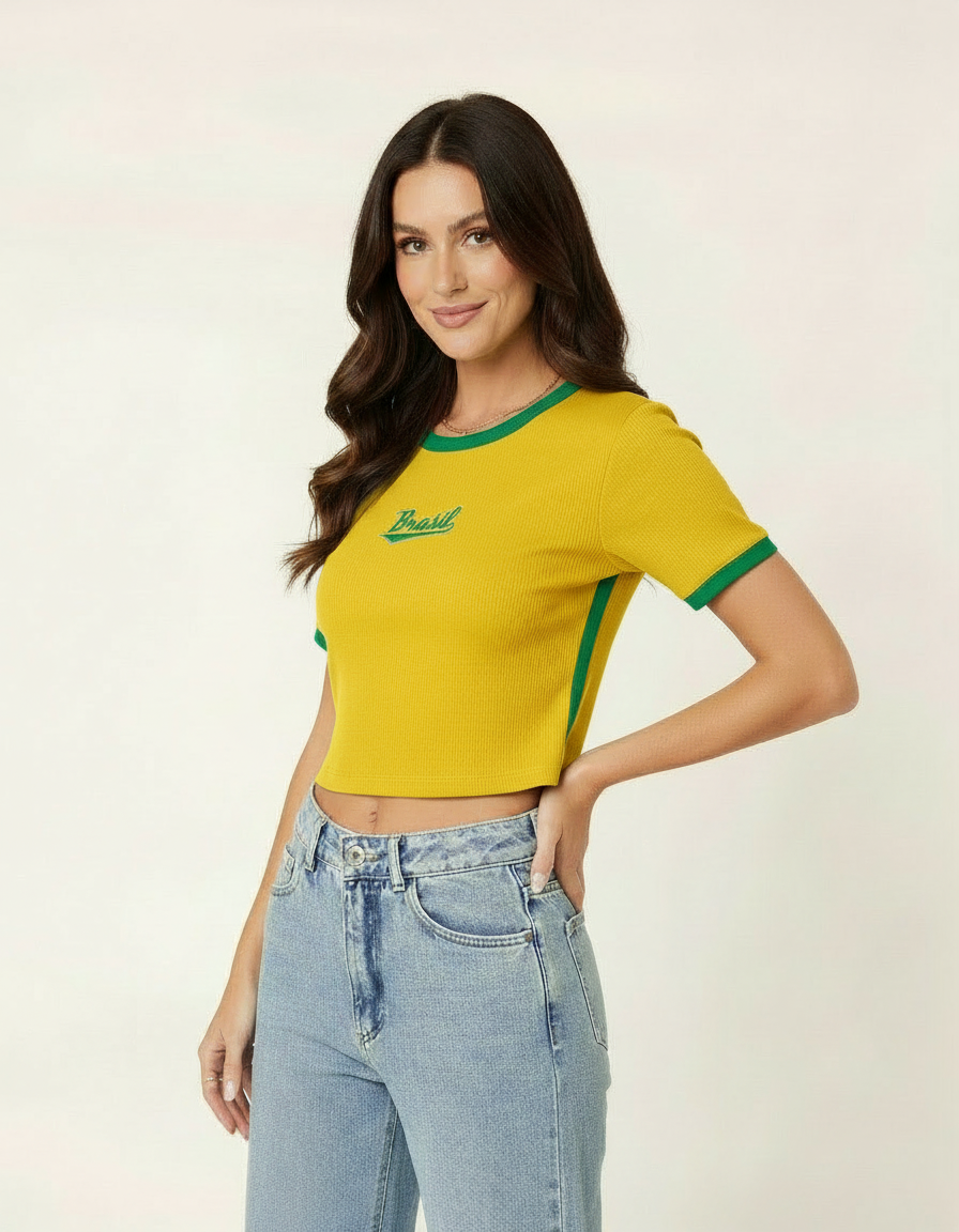 Mulher posando de lado com blusa cropped amarela estilo Brasil e calça jeans wide leg