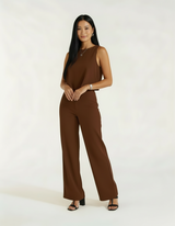 Mulher com conjunto marrom chocolate de blusa e calça wide leg com sandália preta de salto