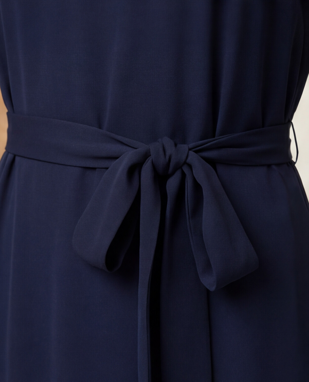 Detalhe do cinto laço do vestido halter longo azul marinho feminino