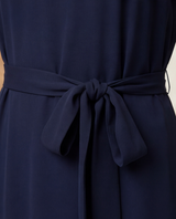 Detalhe do cinto laço do vestido halter longo azul marinho feminino
