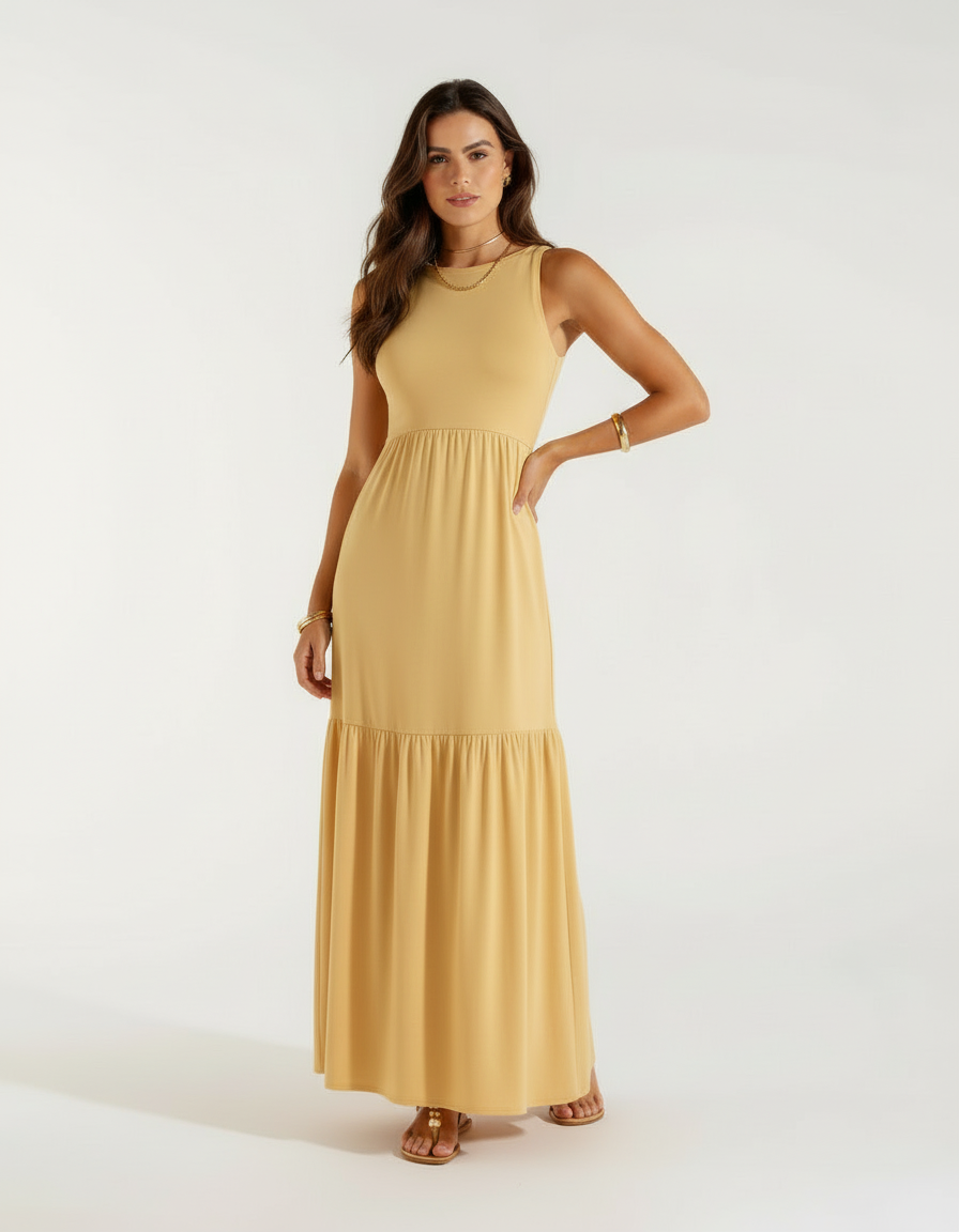 Mulher com vestido longo amarelo mostarda com saia rodada e sandália bege rasteira